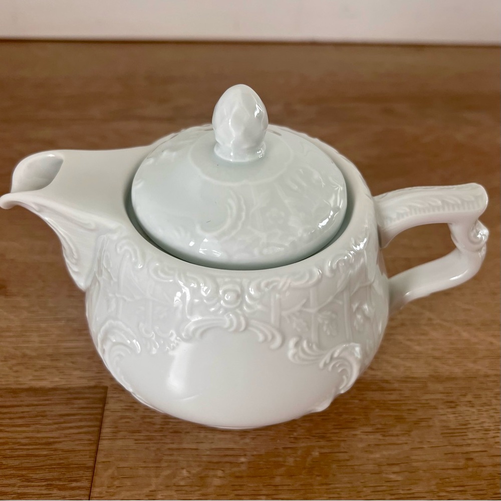 Rosenthal Germany Classic‎ Rose Collection Teapot Sanssouci White Embossed 5" H